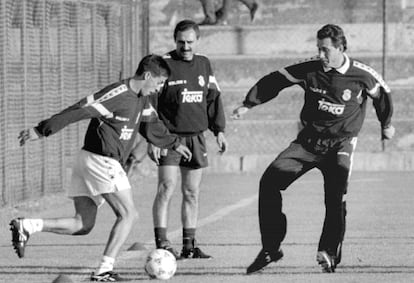 Valdano juega con raúl ante la mirada de Cappa en 1994.