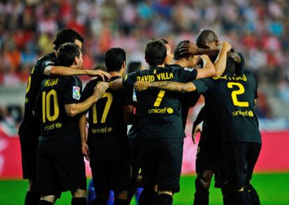 Los jugadores del Barcelona celebran el gol.