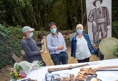 El antropólogo Paco Etxeberria compara el tamaño de uno de los huesos del Gigante de Altzo con el de un familiar en el cementerio de la localidad guipuzcoana.