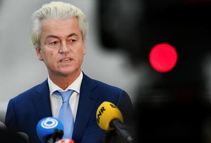 El líder xenófobo Geert Wilders durante unas declaraciones tras el veredicto, este viernes, en Schiphol.