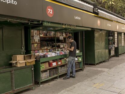 Un transeúnte revisa libros de un vendedor en el barrio de Caballito, en Buenos Aires (Argentina).