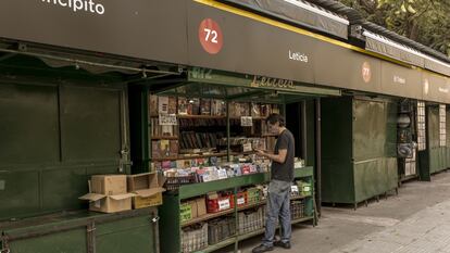 Un transeúnte revisa libros de un vendedor en el barrio de Caballito, en Buenos Aires (Argentina).