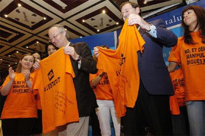 Josep Piqué y Mariano Rajoy, muestran las camisetas contra el Estatuto, junto a un grupo de simpatizantes, en Lleida.