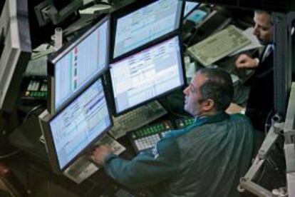 El Dow Jones restaba 3,59 puntos hasta los 13.969,8, el selectivo S&P 500 se dejaba un 0,08 % (-1,15 puntos) hasta 1.520,23. EFE/Archivo