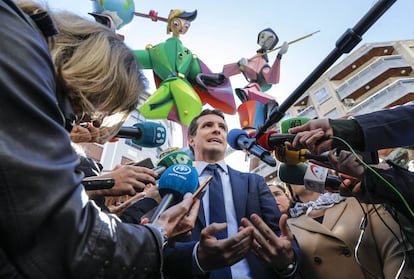 El presidente del PP, Pablo Casado, durante su visita a una de las fallas plantadas en Valencia.