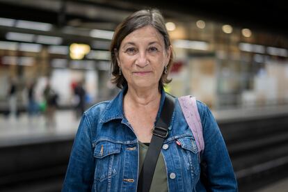 Pilar Vives esperando al tren dirección Sant Vicenç