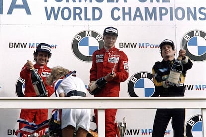 Niki Lauda, en el centro, celebra su victoria en el Gran Premio de Dinamarca junto a Alain Prost (a la izquierda) y Ayrton Senna, en 1985.