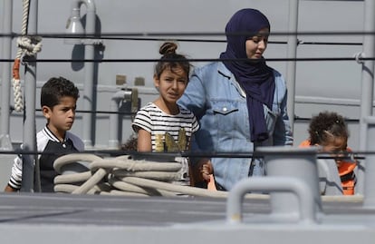 Una mujer y varios niños del Aquarius desembarcan en Malta este domingo.