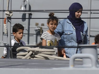 Una mujer y varios niños del Aquarius desembarcan en Malta este domingo.
