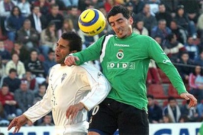 Francisco Javier Rodriguez, del Albacete, y Javier Garcia Guerrero, del Racing de Santander, luchan por el balón.