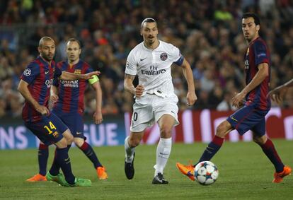 Ibra, impotent al Camp Nou. El gegant suec, envoltat de defenses blaugrana.