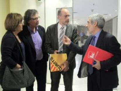 El portavoz parlamentario de IU, Gaspar Llamazares, conversa con los portavoces de ICV y ERC, Nuria Buenaventura y Joan Ridao y el diputado de este último grupo Joan Tardá.