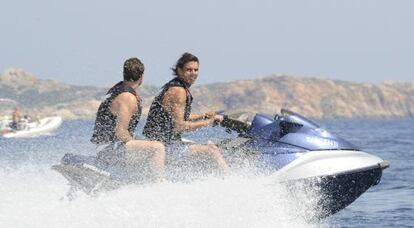 Rafael Nadal en una moto de agua con un amigo de vacaciones en Cerde&ntilde;a