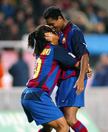 Ronaldinho y Kluivert se abrazan tras un gol.