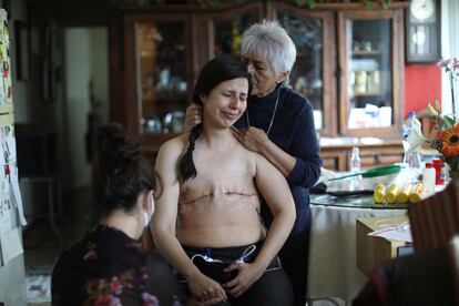 El reportaje 'Jódete Cáncer', de la fotoperiodista mexicana Sáshenka Gutiérrez, ha logrado la mención especial del jurado en la actual edición del premio Luis Valtueña. Esta fotografía, que también le valió a Gutiérrez el último Premio Ortega y Gasset, otorgado por EL PAÍS, retrata a
Sandra Monroy de 36 años, 3 días después de someterse a una mastectomía bilateral a causa del cáncer de mama. Su amiga Gina Ramírez (a la izquierda) y su madre Teresa Mandrujano la acompañan en el momento de quitarse el vendaje. Ciudad de México, julio de 2021.
