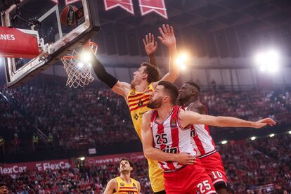 Vesely trata de entrar a canasta ante Fall y Peters