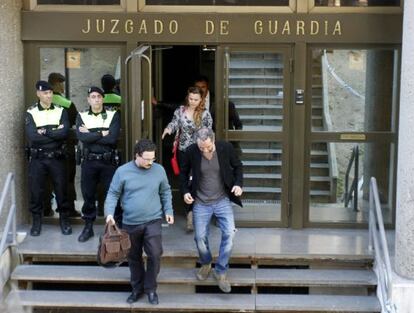 El actor Willy Toledo, con americana negra, sale de los juzgados de Plaza de Castilla, en una imagen de archivo.