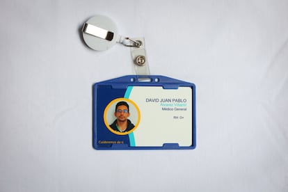 El carnet de David Álvarez como miembro del equipo de urgencias de un hospital de Chía, en Cundinamarca, Colombia.