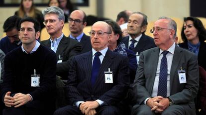 Fotografía de archivo del 02/12/2019, del antiguo presidente del grupo Pescanova Manuel Fernández de Sousa-Faro (d), sentado en el banquillo de la Audiencia Nacional en San Fernando de Henares (Madrid) junto a los máximos responsables de la empresa entre 2009 y 2013