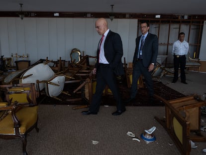 El juez Alexandre de Moraes camina entre los destrozos provocados por los golpistas en el edificio de la Suprema Corte, el 11 de enero de 2023.