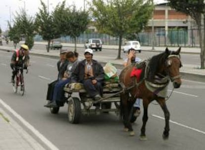 Un grupo personas es transportada en un vehículo de tracción animal en Bogotá (Colombia). EFE/Archivo