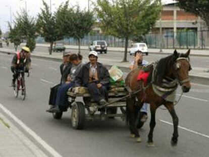 Un grupo personas es transportada en un vehículo de tracción animal en Bogotá (Colombia). EFE/Archivo