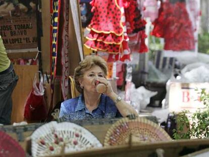 Una mujer bebe un refresco en un negocio turístico.