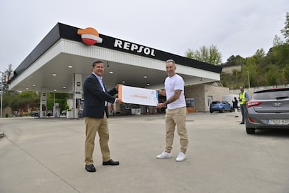 Sergio García (en la foto, a la derecha), recoge el premio junto al director ejecutivo de movilidad para España y Portugal de Repsol, José Barreiro.