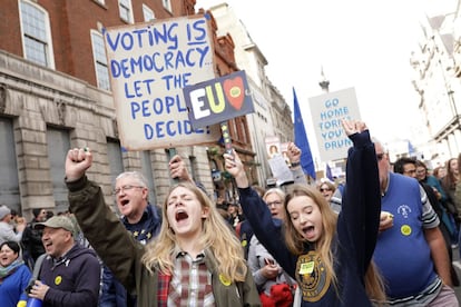 Los manifestantes gritan consignas contra el Brexit durante la manifestación de Londres.