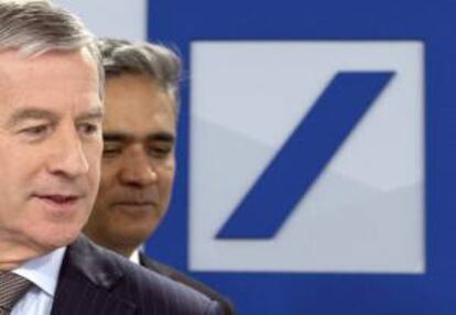 Anshu Jain (d) y Jürgen Fitschen, los copresidentes del primer banco alemán, Deutsche Bank, a su llegada a una rueda de prensa en la que presentaron los resultados de 2013, en Fráncfort (Alemania).