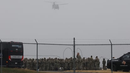 Miembros de la Guardia Nacional de Texas después de aterrizar en el Aeropuerto Internacional de McAllen, este 27 de enero.
