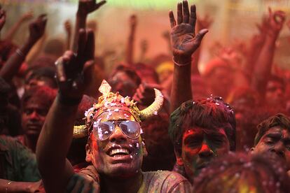 Holi, que rinde culto al dios Vishnú y uno de sus avatares, Krishna, se celebra cada año en un día diferente, con la llegada de la luna llena del mes de marzo, pero el significado religioso queda en segundo plano por las ganas de diversión en la calle. En la imagen, unos jóvenes con la cara pintada celebran el festival Holi en Gauhati (India).