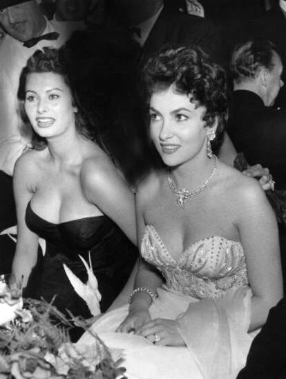 Las actrices Gina Lollobrigida y Sophia Loren (izquierda), en 1954.