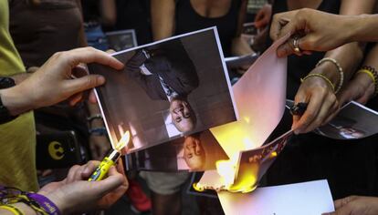 Manifestants independentistes cremen imatges del jutge Pablo Llarena davant de la seu del PDeCAT.