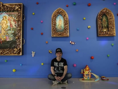 Mario Soria se sirve del bufé libre del arte