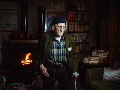 El escritor Álvaro Pombo, retratado a mediados de enero en su casa de Madrid.