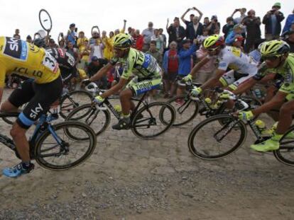 Froome, Contador, Sagan y Kreuziger, de izquierda a derecha, en un tram&oacute; de pav&eacute;s camino de Cambrai.