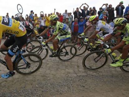 Froome, Contador, Sagan y Kreuziger, de izquierda a derecha, en un tramó de pavés camino de Cambrai.