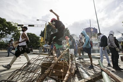 Un grupo de manifestantes opositores cortan las calles durante el paro nacional.
