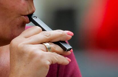 Una mujer consume un cigarro electrónico marca Juul en Nueva York. ¡