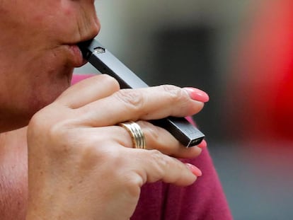 Una mujer consume un cigarro electrónico marca Juul en Nueva York. ¡