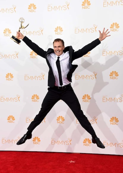 Phil Keoghan posó así de eufórico con su Emmy al Mejor Programa de Competición por The Amazing Race.