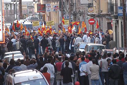 Asistentes a la marcha de Espa?a 2000, separados de vecinos de Russafa por la polica, ayer, durante la manifestacin.