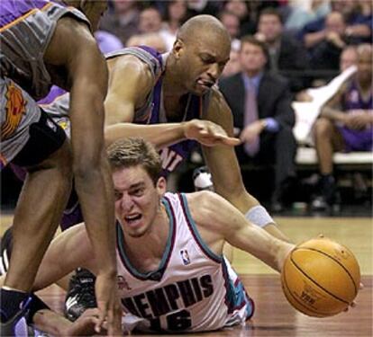 Gasol lucha un balon contra varios jugadores de los Suns