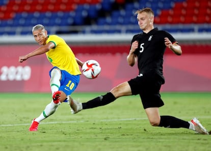 Disparo de Richarlison, jugador de Brasil, durante el partido de la fase de grupos de fútbol masculino entre Alemania y la selección brasileña en los Juegos Olímpicos de Tokio 2020 en Yokohama, Japón.