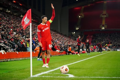 Trent Alexander-Arnold se dispone a sacar un córner para el Liverpool en Anfield.