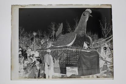 Carroza de carnaval, uno de los negativos en placa de vidrio de Leonardo Cantero Cortés.