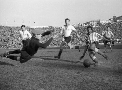 Un insulto a Ben Barek, futbolista del Atlético de Madrid, es uno de los primeros casos documentados de racismo en el fútbol español. En la foto, el extremo marroquí durante un partido amistoso disputado en el Metropolitano en diciembre de 1950.