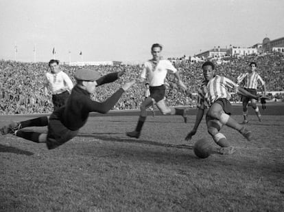 Un insulto a Ben Barek, futbolista del Atlético de Madrid, es uno de los primeros casos documentados de racismo en el fútbol español. En la foto, el extremo marroquí durante un partido amistoso disputado en el Metropolitano en diciembre de 1950.