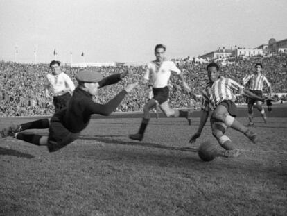 Un insulto a Ben Barek, futbolista del Atlético de Madrid, es uno de los primeros casos documentados de racismo en el fútbol español. En la foto, el extremo marroquí durante un partido amistoso disputado en el Metropolitano en diciembre de 1950.